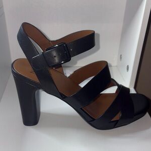 Leather Naturalizer 81/2 Wide heels